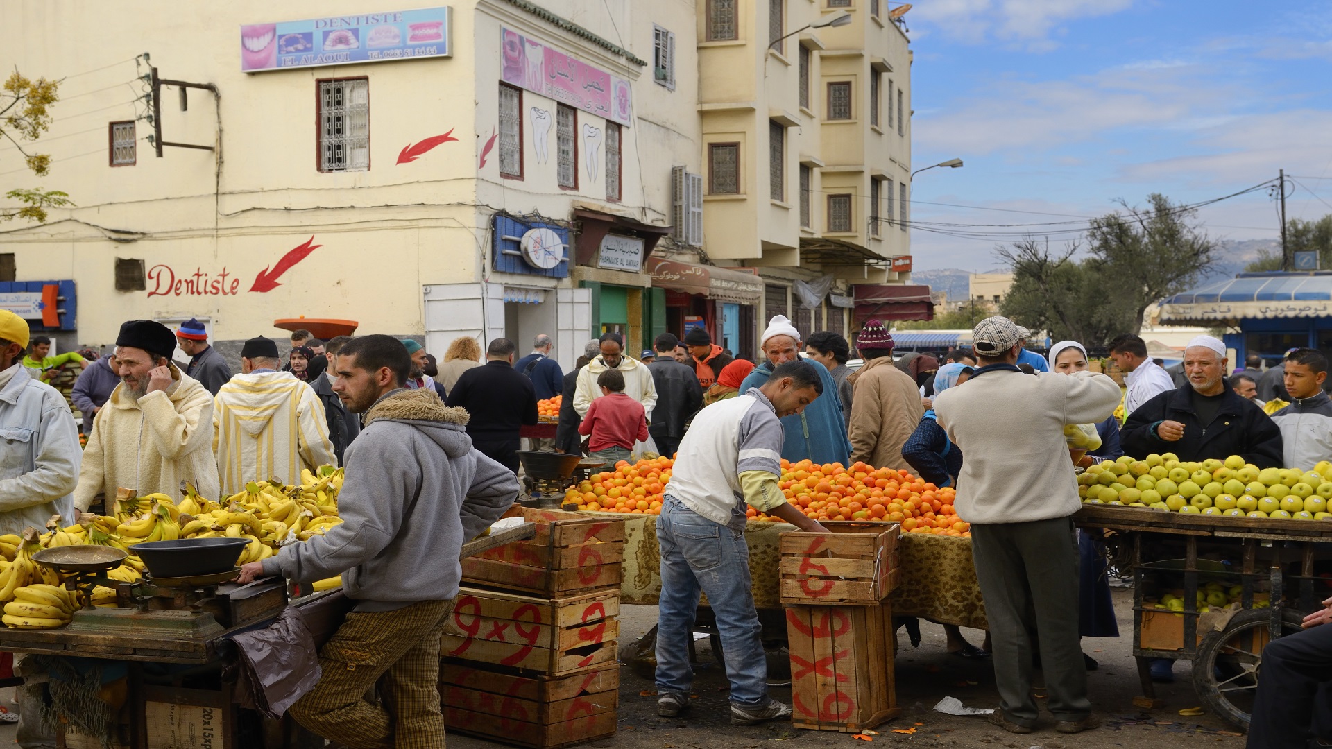 بايتاس يكشف عن إجراءات الحكومة لإدماج الباعة المتجولين في المنظومة الاقتصادية