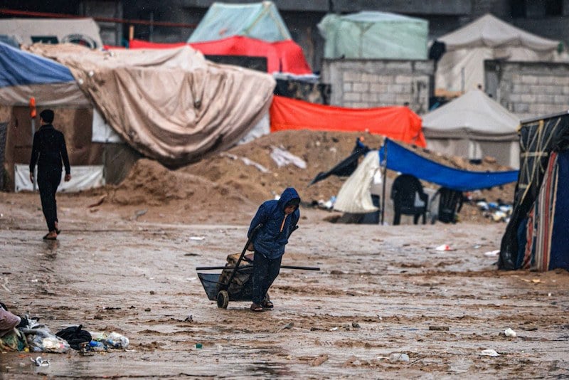 الحرب تحول المال إلى "مجرد ورق" في غزة