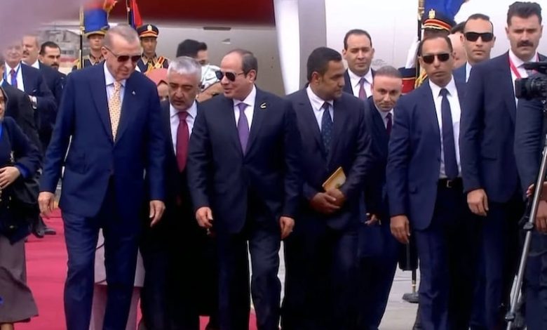 أردوغان يصل إلى القاهرة بعد قطيعة طويلة