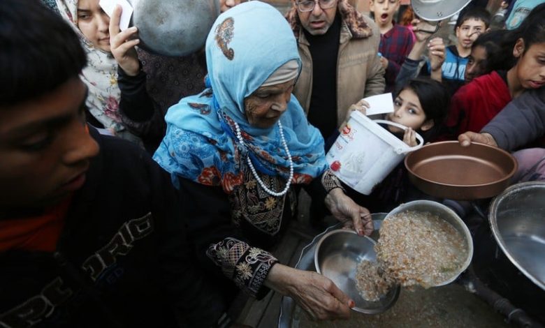 أزمة الجوع تفتك بالفلسطينيين في قطاع غزة.. عيون غائرة وأجساد منهارة