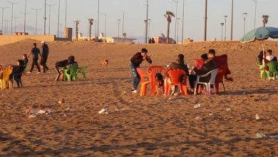 أكادير .. السطات المحلية تنفي منع الإفطار الجماعي في الشواطئ