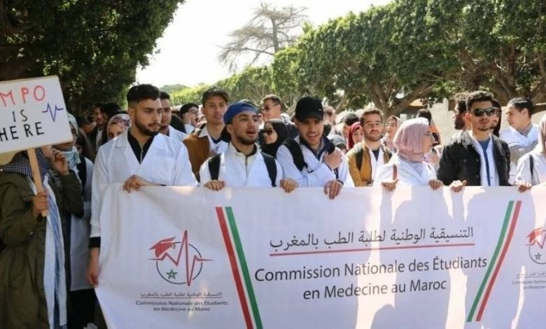 طلبة الطب والصيدلة وطب الأسنان يواجهون التوقيفات والقرارات التأديبية بمسيرة وطنية