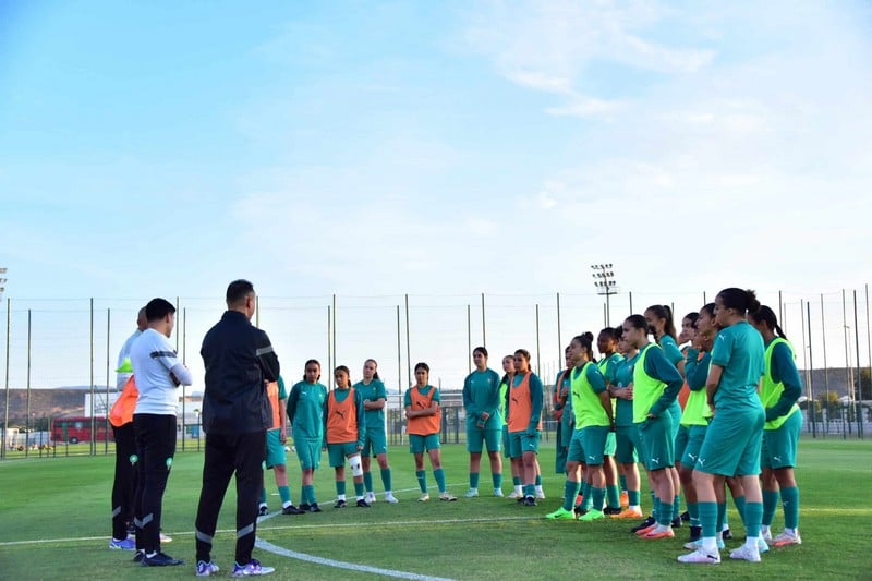 فتيات المغرب يحضرن للقاء الجزائر