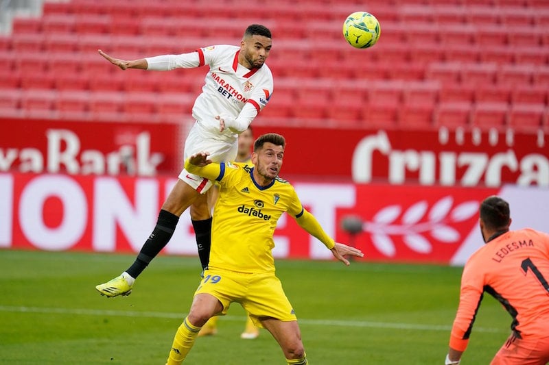 نادي إشبيلية يناقش عروض النصيري