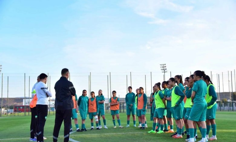 فتيات المغرب يحضرن للقاء الجزائر