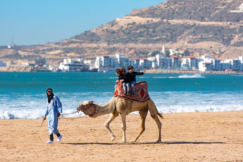 أكادير تجذب سياح دول اسكندنافية .. زبائن يخلقون الرواج بقدرة إنفاق عالية