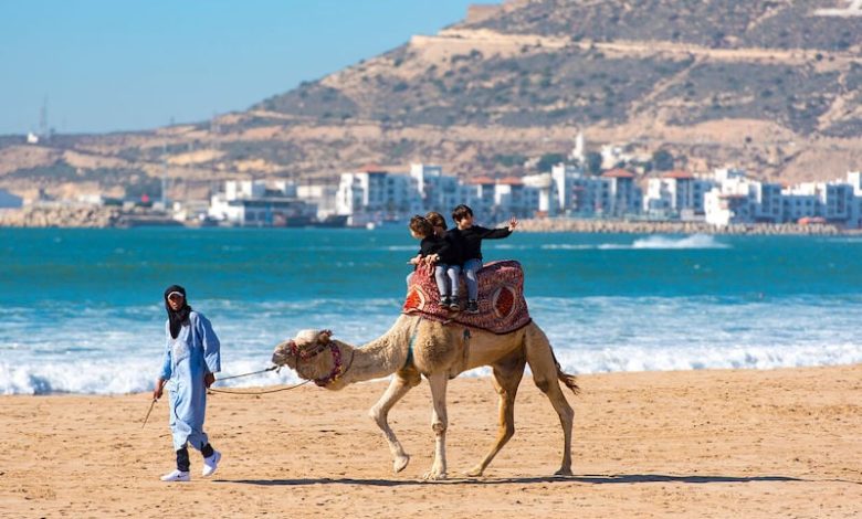 أكادير تجذب سياح دول اسكندنافية .. زبائن يخلقون الرواج بقدرة إنفاق عالية