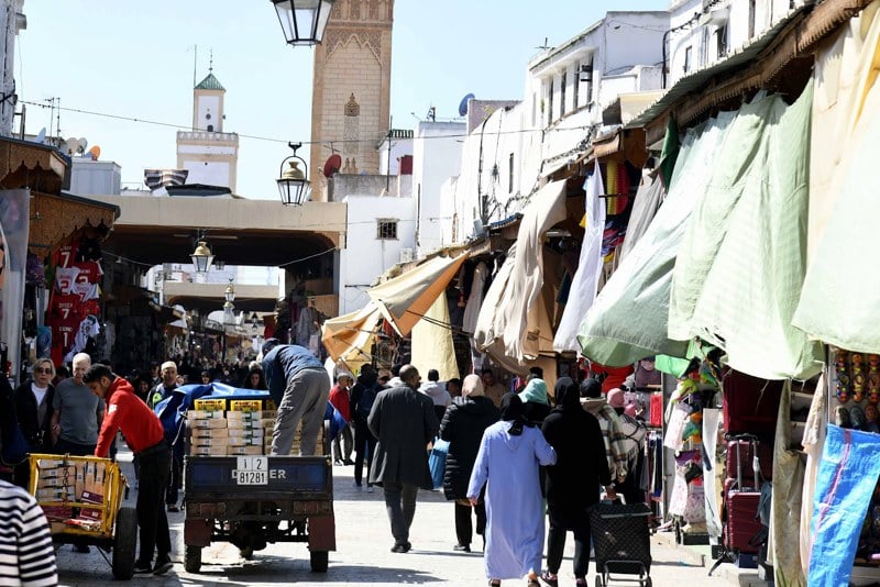 بسبب الدفع والادخار بالنقد ..