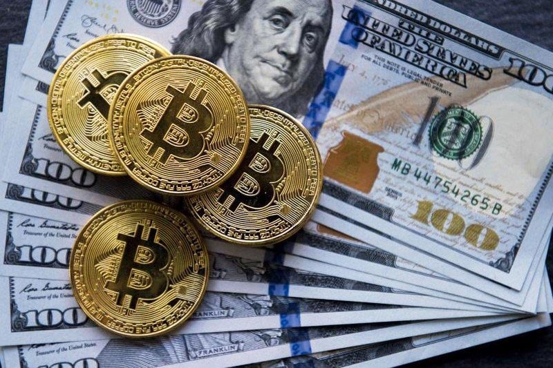 سعر بيتكوين يتجاوز 100 ألف دولار